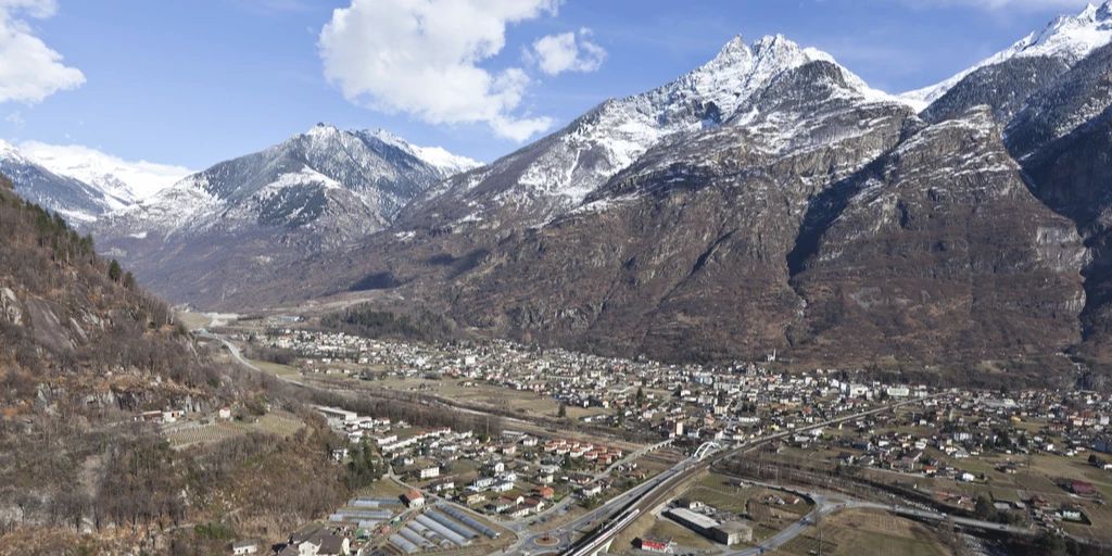 Brand im Dach der Eisbahn Biasca TI ausgebrochen