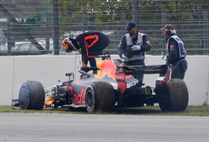 War kein seltenes Bild für Red Bull – Motorschäden hüben wie drüben und zugleich keine Power. Das Renault-Aggregat bereitete Sorgen. Red Bull