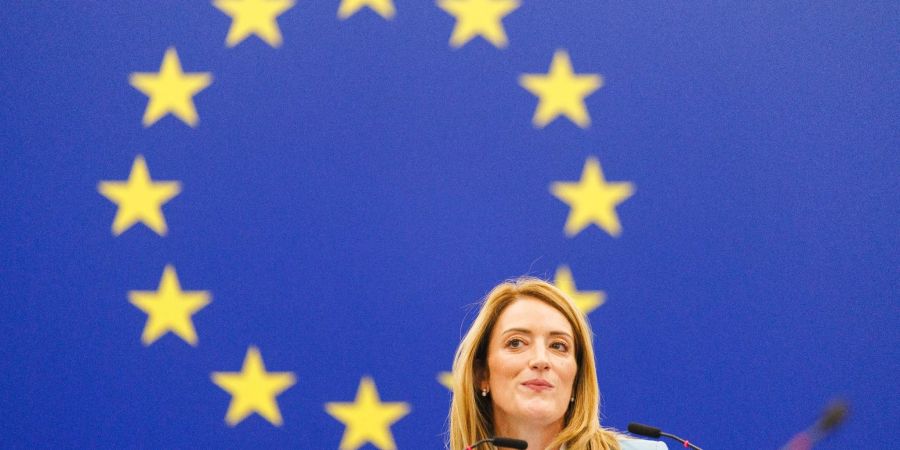 Roberta Metsola ist die Präsidentin des Europäischen Parlaments, wo derzeit über eine Asyl-Reform gesprochen wird.