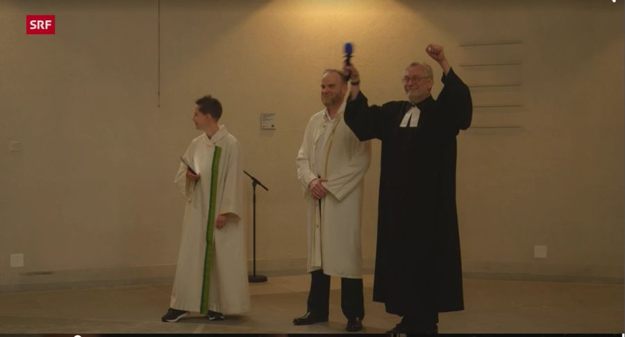 Während der Streetparade spielte in der Wasserkirche in Zürich ein Techno-Rave. Sogar der Pfarrer feierte mit.