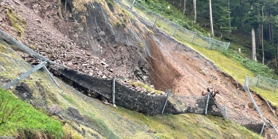 Im Erdrutschgebiet von Schwanden GL hat sich die Gefahr weiterer Rutsche wegen der Wetterlage zugespitzt.