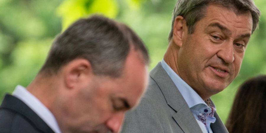 Markus Söder (CSU, r), Minsterpräsident von Bayern, an der Staatskanzlei in München mit Hubert Aiwanger (Freie Wähler), Wirtschaftsminister, bei der Pressekonferenz nach der Kabinettssitzung.