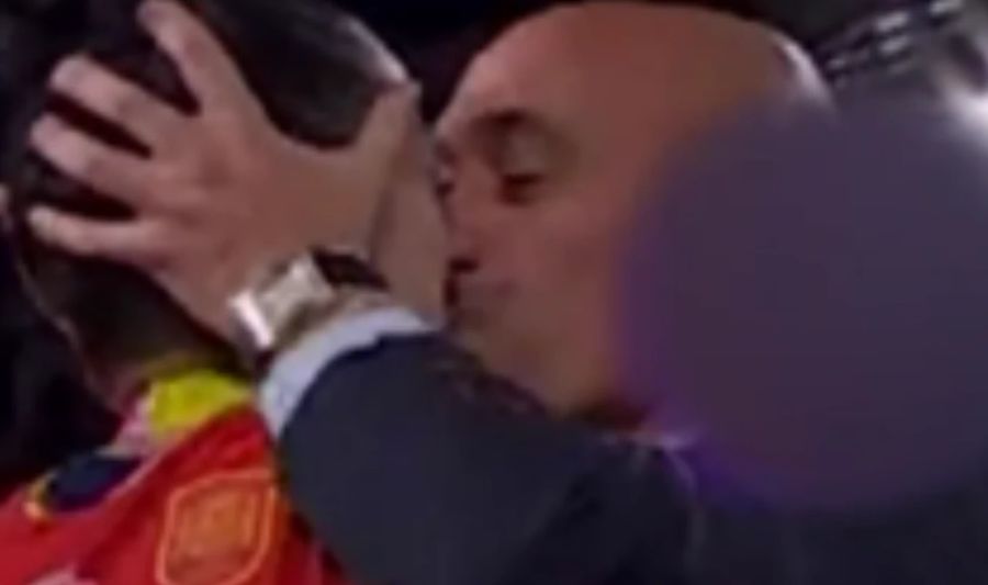 Hier küsst Luis Rubiales Jennifer Hermoso nach dem WM-Final auf den Mund.