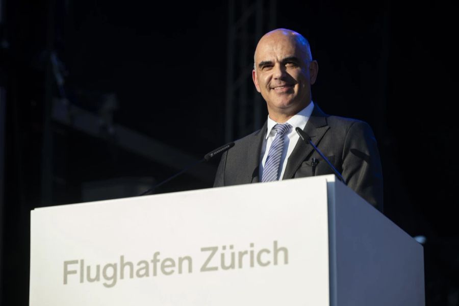 Bundespräsident Alain Berset spricht an der Jubiläumsfeier zum 75-jährigen Bestehen des Flughafens Zürich. (Archivbild)