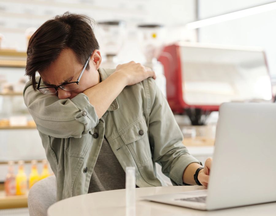 Temperaturmässig ist der Sommer vorbei – das merkt man auch an den niessenden Mitarbeitenden. (Symbolbild)