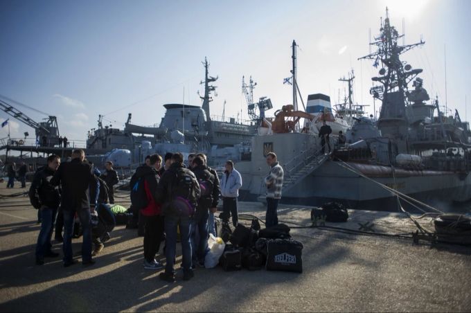 Besatzungsmitglieder der ukrainischen Korvette Chmelnizki im März 2014, nachdem sie ihr Schiff verlassen haben, dass in Sewastopol auf der Krim von pro-russischen Kräften beschlagnahmt wurde. (Archivbild) ukraine