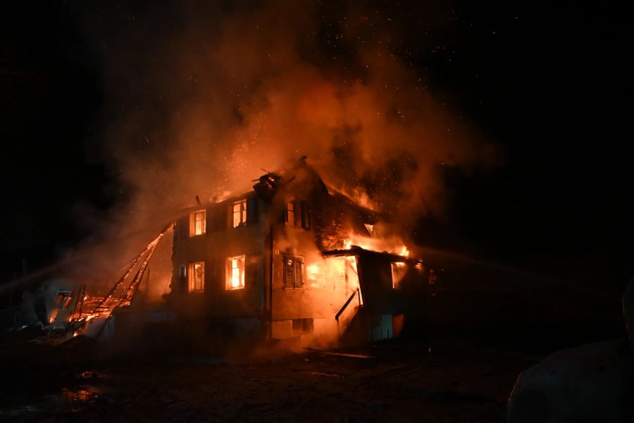 Das Wohnhaus stand beim Eintreffen der Feuerwehr in Vollbrand