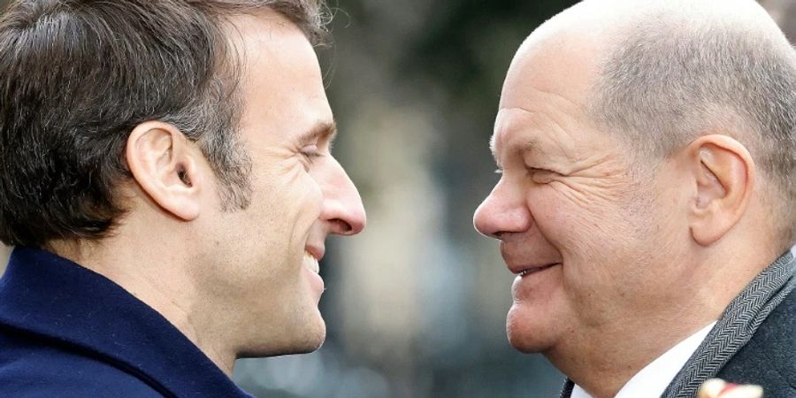 Scholz (r.) und Macron in Paris