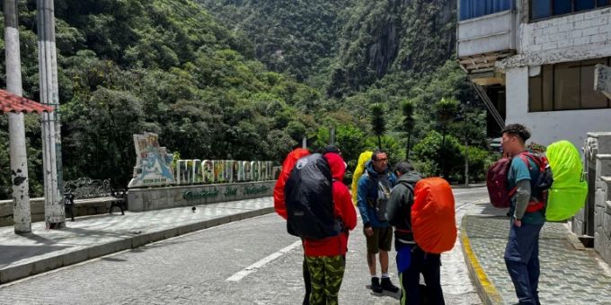 Touristen im Dorf Machu Picchu Touristen im Dorf Machu Picchu