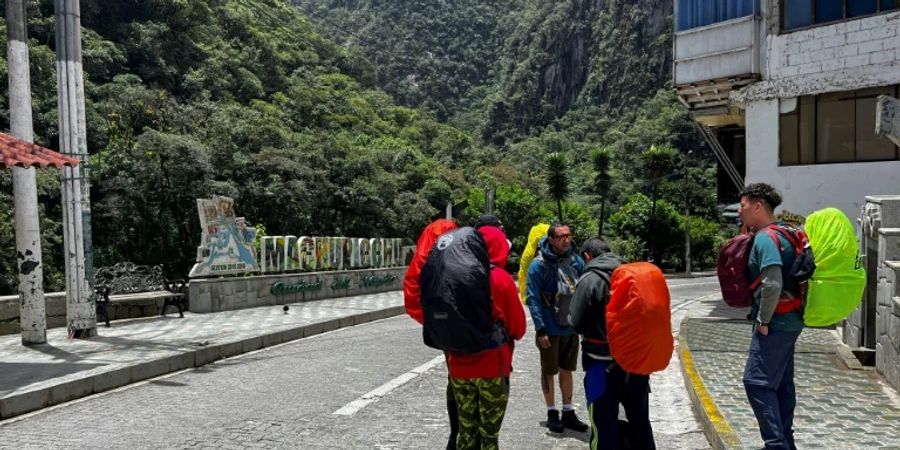 Touristen im Dorf Machu Picchu