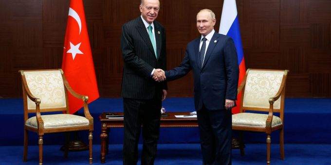 Wladimir Putin (r), Präsident von Russland, und Recep Tayyip Erdogan, Präsident der Türkei, reichen sich zu Beginn eines bilateralen Treffens am Rande des Gipfels der Konferenz über Interaktion und vertrauensbildende Massnahmen in Asien (CICA) die Hände (2022). Wladimir Putin (r), Präsident von Russland, und Recep Tayyip Erdogan, Präsident der Türkei, reichen sich zu Beginn eines bilateralen Treffens am Rande des Gipfels der Konferenz über Interaktion und vertrauensbildende Massnahmen in Asien (CICA) die Hände (2022).
