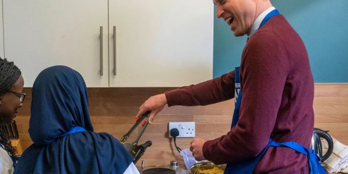 Prinz William stellt sich bei einem neuen Termin selbst an den Herd. Prinz William stellt sich bei einem neuen Termin selbst an den Herd.