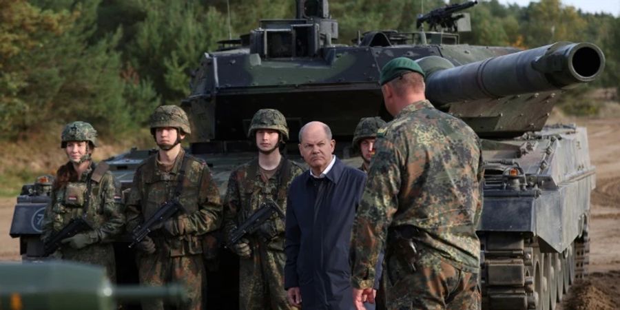 Bundeskanzler Olaf Scholz (SPD) vor einem Leopard-2-Panzer