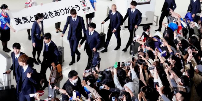 Fans begrüssen die japanische Nationalmannschaft auf dem Flughafen Narita östlich von Tokio. Fans begrüssen die japanische Nationalmannschaft auf dem Flughafen Narita östlich von Tokio.