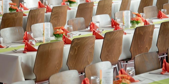Der Gemeindesaal kann zum Beispiel für Vereinsanlässe mit Festwirtschaft gemietet werden. Saal Tische Stühle Festwirtschaft