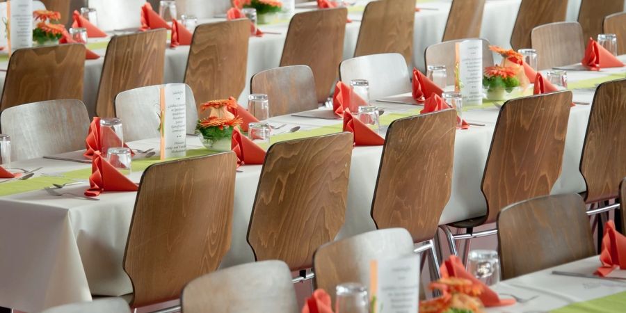 Saal Tische Stühle Festwirtschaft