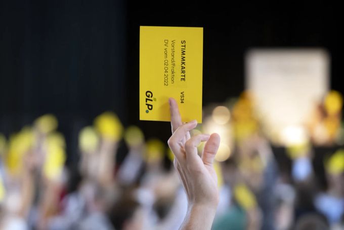 Delegierte Stimmen an der Delegiertenversammlung der GLP ab. Die Grünliberalen möchten das Vertrauen in das Dreisäulensystem nutzen, um bei der beruflichen Vorsorge eine mehrheitsfähige Reform zu erarbeiten. (Symbolbild) SDS GLP Grossen Jahresrückblick