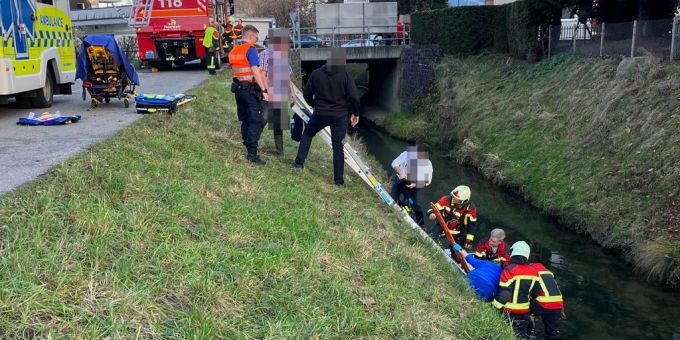 Au SG: E-Bike-Fahrer nach Selbstunfall aus Bach gerettet. E Biker