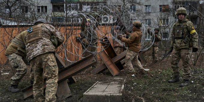 Ukrainische Soldaten bereiten in der Stadt Bachmut Barrikaden vor. Ukrainische Soldaten bereiten in der Stadt Bachmut Barrikaden vor.