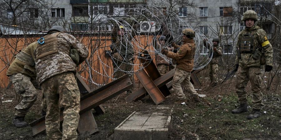 Ukrainische Soldaten bereiten in der Stadt Bachmut Barrikaden vor.