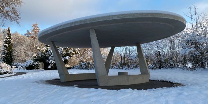 Das Wetterschutzdach «Ellipse» steht ab sofort in Zofingen zur Verfügung. Gemeinde Zofingen.