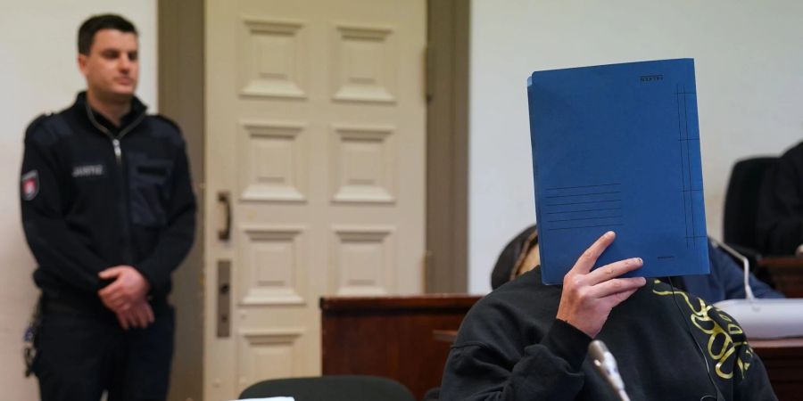 Der 35-jährige Angeklagte (r) zu Beginn des Prozesses im Sitzungssaal im Strafjustizgebäude in Hamburg.