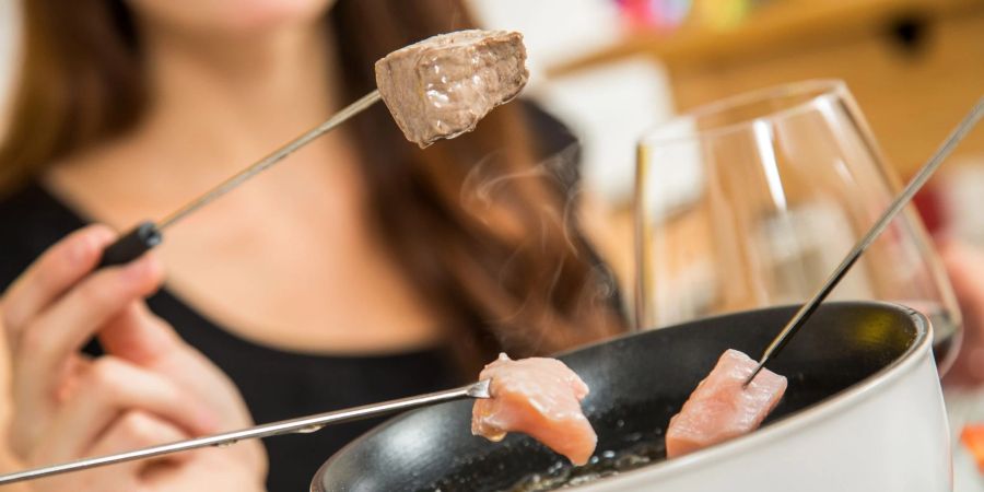 Und rein ins heisse Fett! Je nach Fondue-Variante braucht es vielleicht auch ein anderes Fonduegerät.