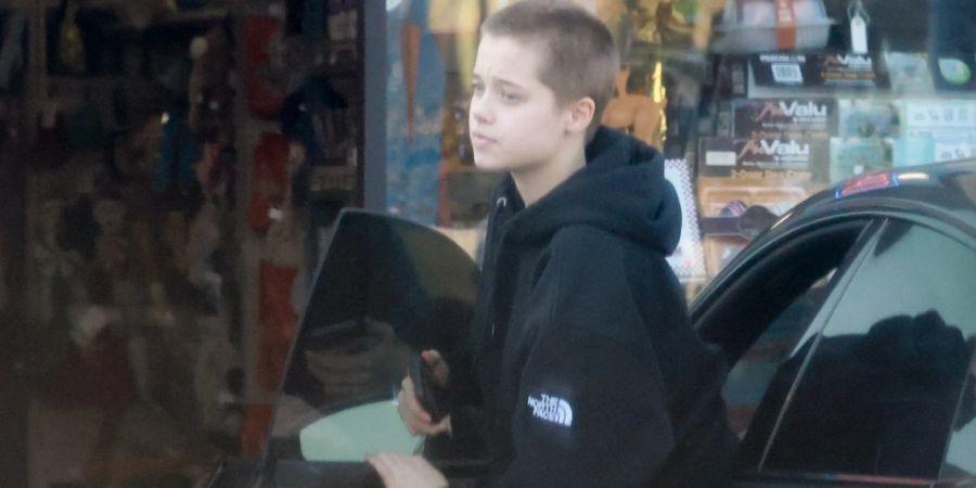 Shiloh Jolie-Pitt zeigt sich mit raspelkurzen Haaren.