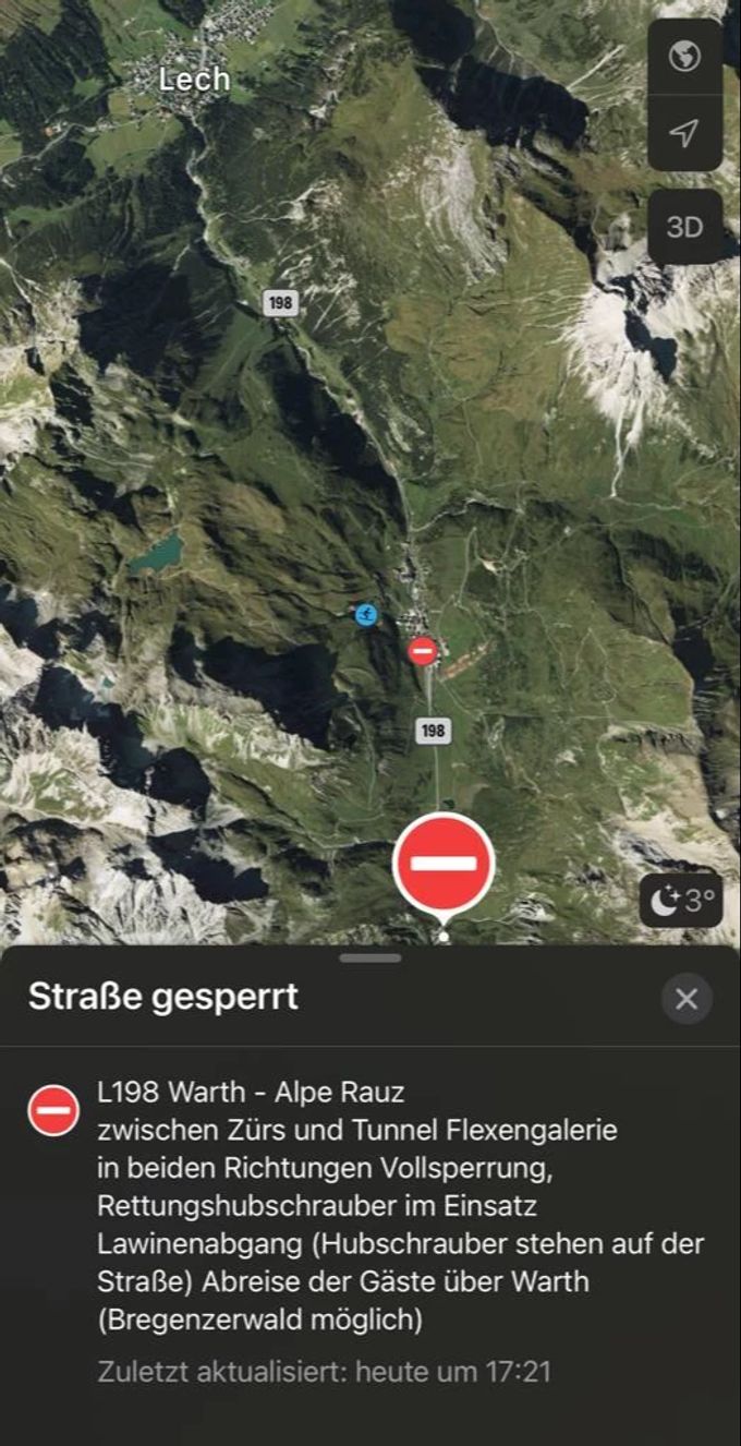 Die Strasse wurde wegen des Lawinenabgangs gesperrt. Lawinenabgang Vorarlberg