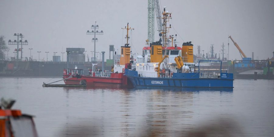 Das Mehrzweckschiff «Odin»  fährt mit einem Ponton über das Wasser vor der Schleuse, um das Öl aufzunehmen.