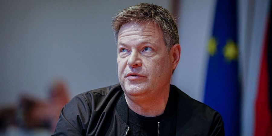 Robert Habeck: «Der Ausbau der Erneuerbaren Energien zieht nach Jahren der Stagnation endlich wieder an: sehr deutlich bei der Solar-, und Schritt für Schritt auch bei der Windkraft.»