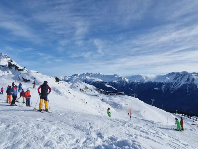 Ski-Fahrer auf Berg