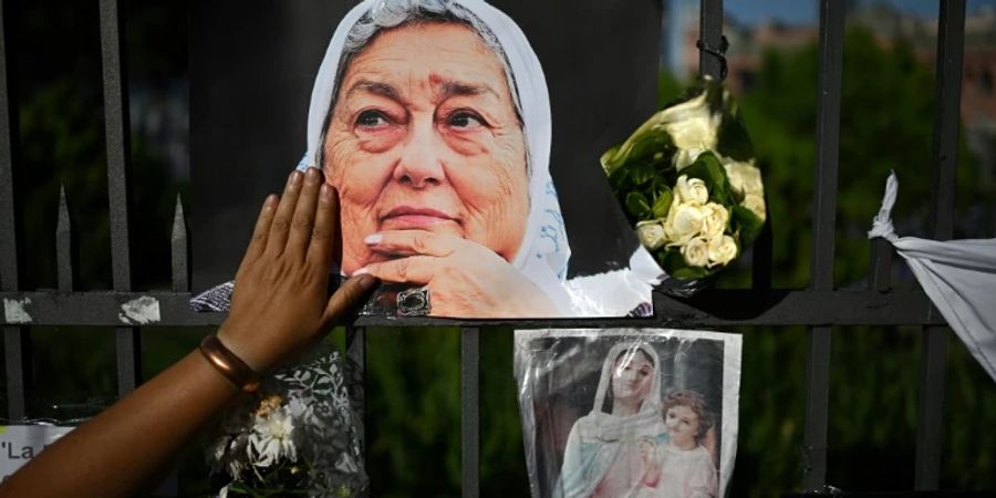 Foto der verstorbenen Aktivistin Hebe de Bonafini