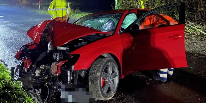 Riedholz: Auto kollidiert bei Selbstunfall mit Baum