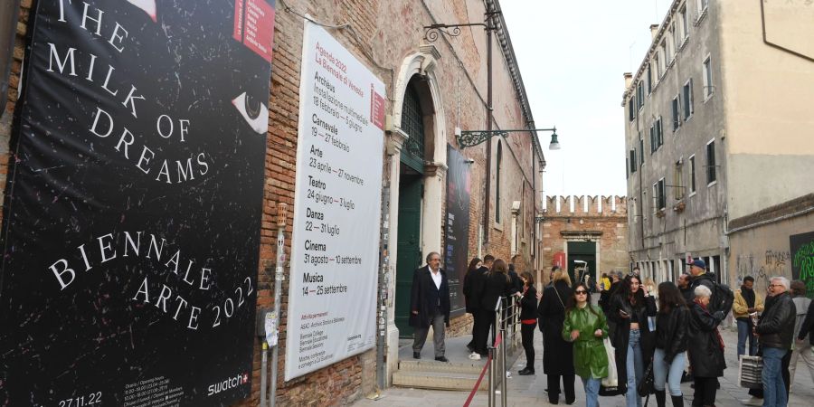 Besucher vor dem Eingang des Arsenale-Geländes bei der 59. Kunstbiennale.