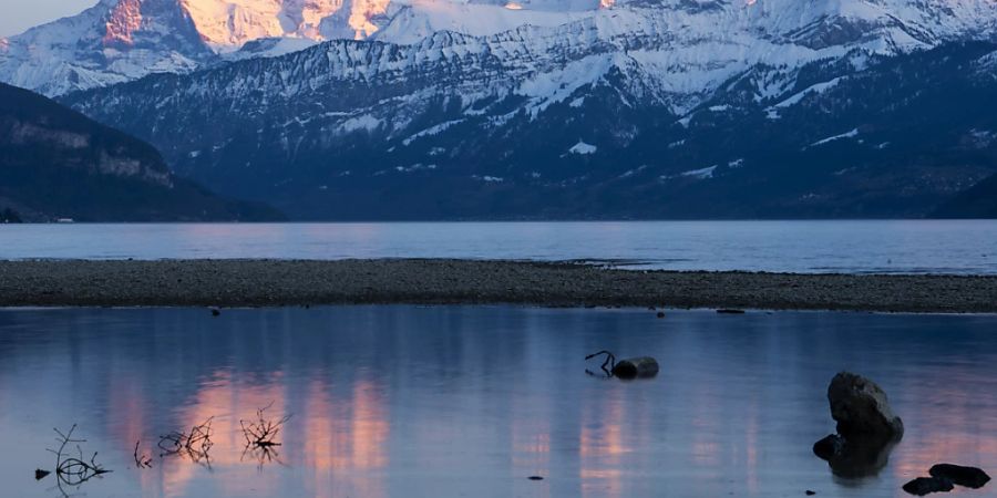 Ein eiskalter Sonntagmorgen erwartete die Frühaufsteher. Der Blick über den Thunersee war von Temperaturen um minus vier Grad begleitet. (Archiv)