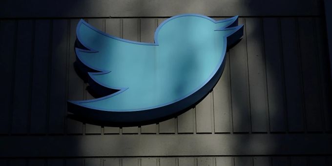 Ein Schild am Hauptsitz von Twitter in San Francisco. Foto: Jeff Chiu/AP/dpa twitter