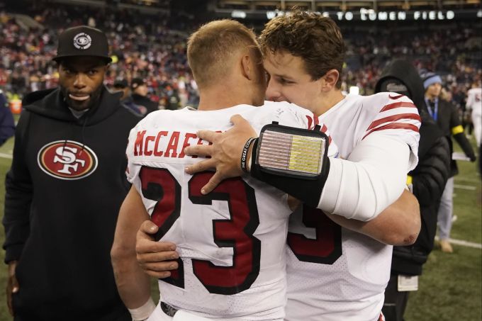 Running-Back Christian McCaffrey feiert den Sieg in der NFL mit Quarterback Brock Purdy. NFL