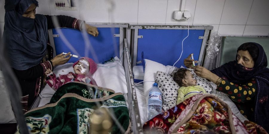 Afghanische Mütter kümmern sich in einer Station für schwere Unterernährung in Kabul um ihre Säuglinge.