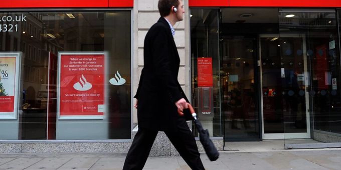 Eine Filiale von Santander in London: Die Bank hat im UK eine Busse erhalten (Symbolbild). Eine Filiale von Santander in London: Die Bank hat im UK eine Busse erhalten (Symbolbild).