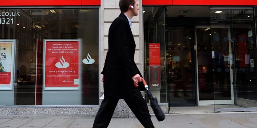 Eine Filiale von Santander in London: Die Bank hat im UK eine Busse erhalten (Symbolbild).