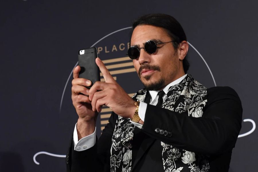 Salt Bae, der mit richtigem Namen Nusret Gökçe heisst, servierte seine Goldsteaks schon unzähligen Fussball- und Hollywood-Stars.