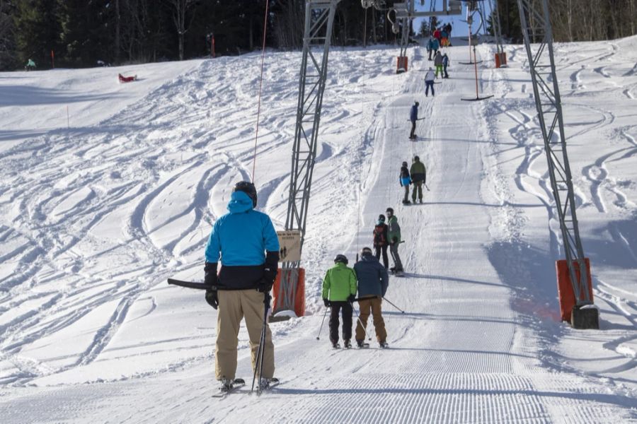 Skifahrer auf dem Bügellift bei schönem Wetter und besten Pistenverhältnissen im Skigebiet Sörenberg. (Archivbild)