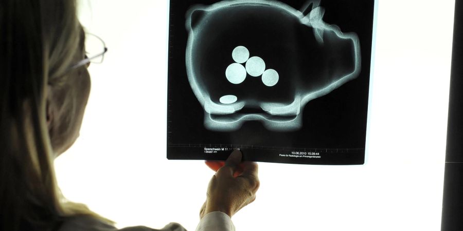 Viele private Krankenversicherer wollen ihre Beiträge anheben. Angeboten von Dienstleistern, die beim Wechsel in einen günstigeren Tarif helfen wollen, sollten Versicherte aber mit Skepsis begegnen.