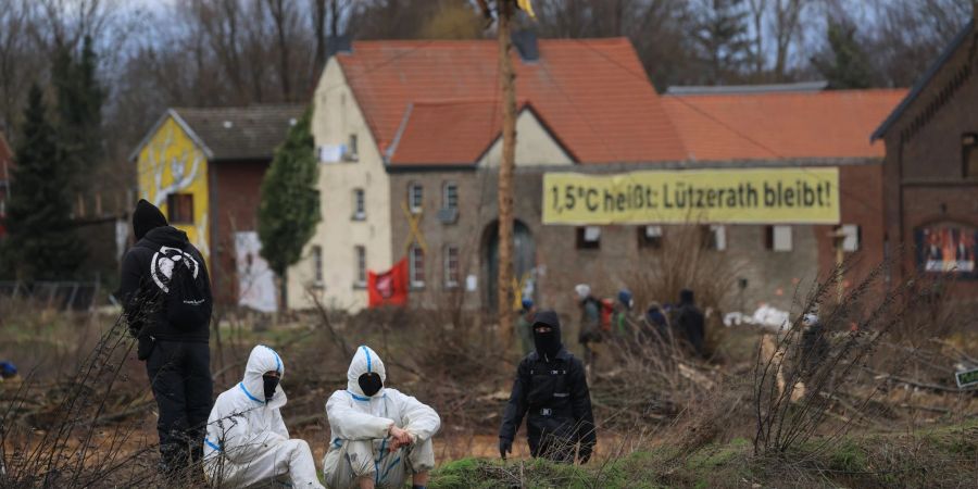 Klimaschutzaktivisten sitzen am Dorfrand von Lützerath.