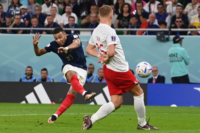 Kylian Mbappé (l.) sorgt mit dem 2:0 für die Vorentscheidung. wm 2022