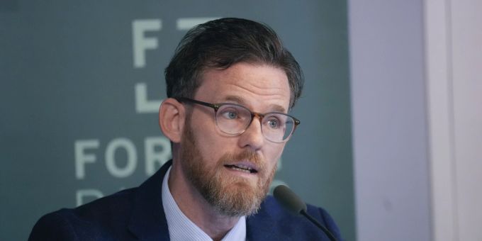 Matthew Smith, Mitbegründer und Geschäftsführer von Fortify Rights, spricht während einer Pressekonferenz in Bangkok, Thailand, am Dienstag, 24. Januar 2023, mit Reportern. Myanmar Germany Justice