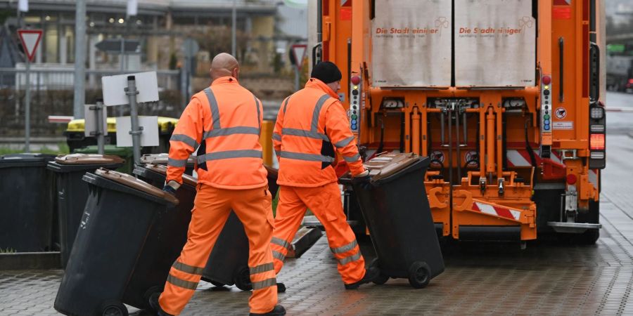 Die Gewerkschaften dbb und Verdi fordern für die Beschäftigten im öffentlichen Dienst 10,5 Prozent mehr Einkommen, mindestens aber 500 Euro mehr im Monat.