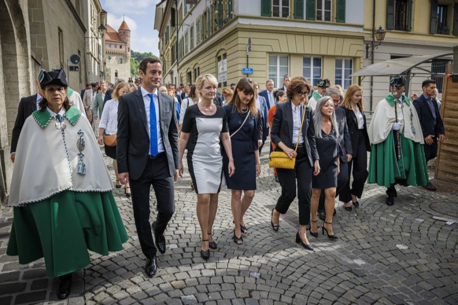 Der Waadtländer Regierungsrat vor seiner Vereidigung im Juni 2022: Wiedergewählt wurden Vassilis Venizelos (Grüne, erster von links), Rebecca Ruiz (SP, dritte von links), Christelle Luisier (FDP, vierte von links) und Nuria Gorrite (SP, neben Luisier).