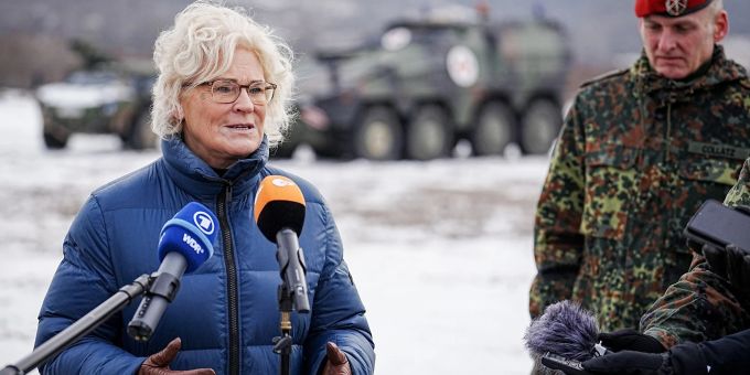 «Brauche verlässliche Systeme und nicht welche, die ich irgendwann in 2025 vielleicht einsetzen kann»: Verteidigungsministerin Christine Lambrecht. «Brauche verlässliche Systeme und nicht welche, die ich irgendwann in 2025 vielleicht einsetzen kann»: Verteidigungsministerin Christine Lambrecht.